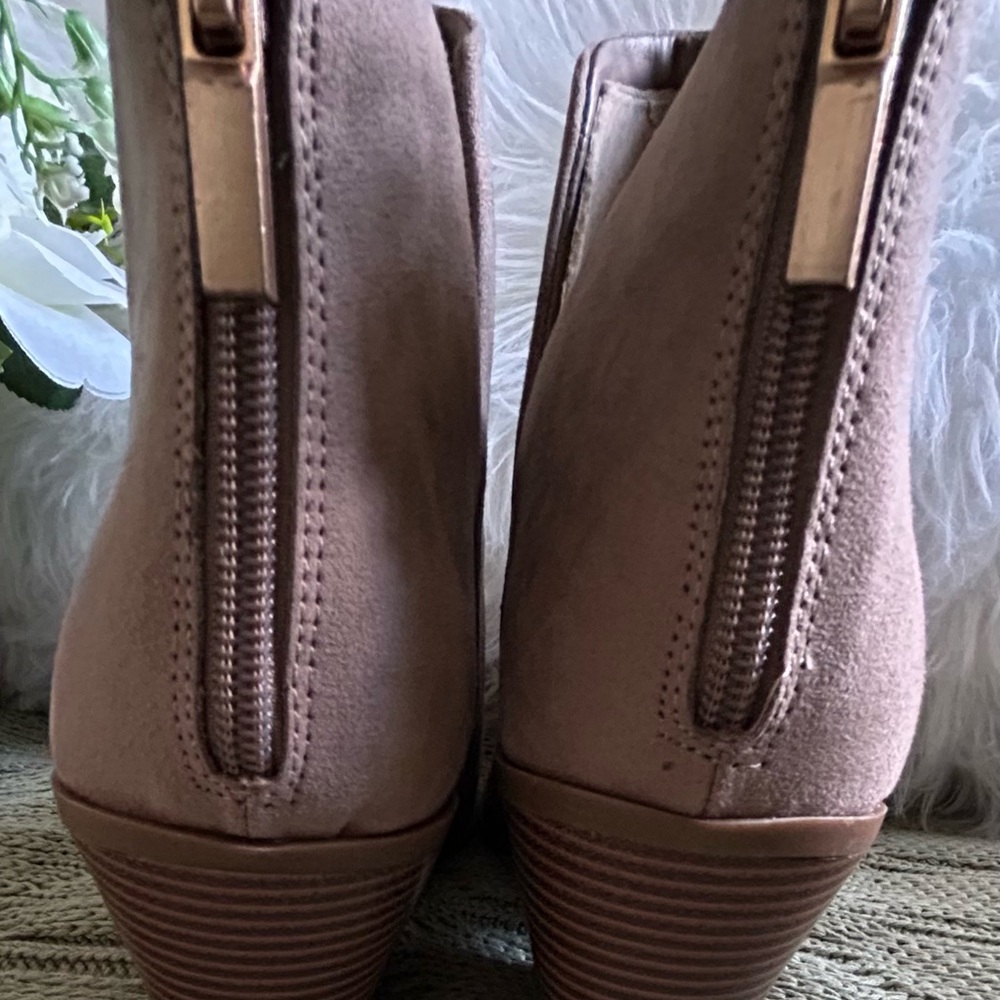 NEW Women's Wild Pair Beach Suede Pointed Toe Ankle Boots - Khaki, Size 11M - Picture 2 of 4